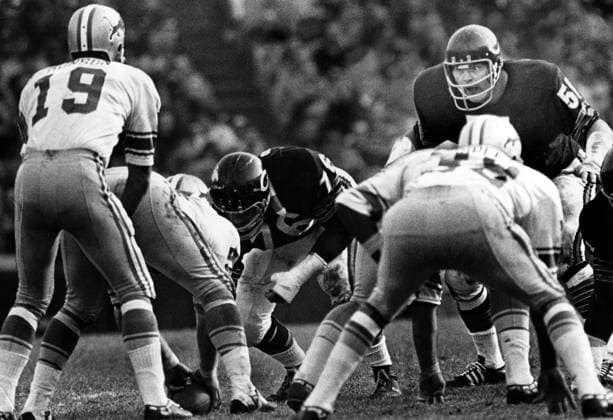 Longtime Chicago Bears star DICK BUTKUS (December 9, 1942 - October 5, 2023) has died at age 80, peacefully in his sleep at his home in Malibu, California. Ranked the most feared tacklers in league history, Butkus™ name has become synonymous with the violent side of football: fear and intimidation. He was also synonymous with greatness at middle linebacker, and in many ways the NFL, American Football Herren, USA itself. FILE PHOTO: October 25, 1970, Chicago, Illinois, USA: Ready to explode with ferocity, DICK BUTKUS presents a fearsome sight to Lions quarterback Bill Munson. Dick Butkus 1942-2023 American Professional Football Player, Sports Commentator, and Actor  - ZUMAUTKU 19701025_mda_m67_316 Copyright: xDavexFornellx