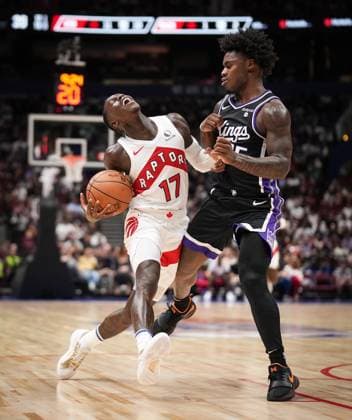 Sport Themen der Woche KW40 Sport Bilder des Tages October 8, 2023, VANCOUVER, BC, CANADA: Toronto Raptors Dennis Schroder, left, is fouled by Sacramento Kings Davion Mitchell as he drives to the hoop during the first half of a preseason NBA, Basketball Herren, USA basketball game, in Vancouver, B.C., Sunday, Oct. 8, 2023. Canada News - October 8, 2023  - ZUMAc35_ 20231008_zaf_c35_054 Copyright: xDarrylxDyckx
