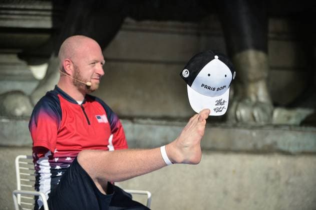 Sport Themen der Woche KW40 Sport Bilder des Tages Paralympic Day - Paris American archer Matthew Stutzman shows a cap to the public after signing it during the Paralympic Day, on the eve of the ticketing launch for the Paralympic Games, at Place de la Republique in Paris, France on October 8, 2023. Photo by Firas Abdullah ABACAPRESS.COM Paris Ã?le-de-France France  Copyright: xAbdullahxFiras ABACAx 870915_051 AbdullahxFiras ABACAx 870915_051