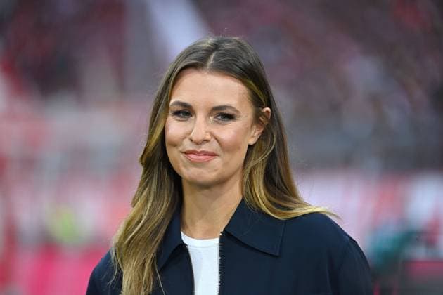 DAZN Moderatorin Laura WONTORRA, Einzelbild,angeschnittenes Einzelmotiv,Portraet,Portrait,Porträt. Fussball 1. Bundesliga Saison 2023 2024, 7.Spieltag, Spieltag07 FC Bayern Muenchen - SC Freiburg 3-0 am 08.10.2023 , A L L I A N Z A R E N A