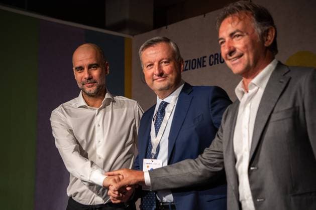 Sport Themen der Woche KW41 Sport Bilder des Tages Foto Marco Alpozzi LaPresse 09 Ottobre 2023 - Cuneo, Italia - - Pep Guardiola interviene all evento "Dialoghi sul talento "Nella foto: Pep Guardiola, Ezio Raviola, Massimo Mauro October 09, 2023 Cuneo, Italy - sport -Pep Guardiola speaks at the "Dialogues on talent " event In the pic: Pep Guardiola, Ezio Raviola, Massimo Mauro  Copyright: xMarcoxAlpozzi LaPressex