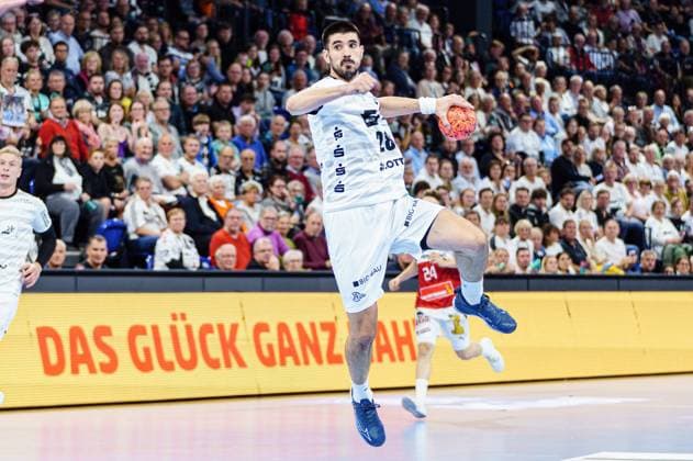 Wurf Eduardo Gurbindo Martinez (THW Kiel, 28) GER, THW Kiel vs. Handball Verein Hamburg, Handball, Bundesliga, Spieltag 8, Saison 2023 2024, 08.10.2023 GER, THW Kiel vs. Handball Sport Verein Hamburg, Handball, Bundesliga, Spieltag 8, Saison 2023 2024, 08.10.2023 Kiel Copyright: xEibnerxPressefoto MarcelxvonxFehrnx EP_MFN
