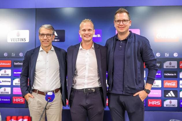 Sport Bilder des Tages 09.10.2023, Fussball, 2. Bundesliga, Saison 2023 2024, Pressekonferenz FC Schalke 04, v. l. Peter Knäbel (FC Schalke 04), Cheftrainer Karel Geraerts (FC Schalke 04), Sportdirektor AndrÃ Hechelmann (FC Schalke 04) Gelsenkirchen Veltins Arena NRW Deutschland xRHR-FOTO TRx *** 09 10 2023, football, 2 Bundesliga, season 2023 2024, press conference FC Schalke 04, f l Peter Knäbel FC Schalke 04 , head coach Karel Geraerts FC Schalke 04 , sports director AndrÃ Hechelmann FC Schalke 04 Gelsenkirchen Veltins Arena NRW Germany xRHR PHOTO TRx Copyright: RHR-FOTOx RHR-FOTO TR