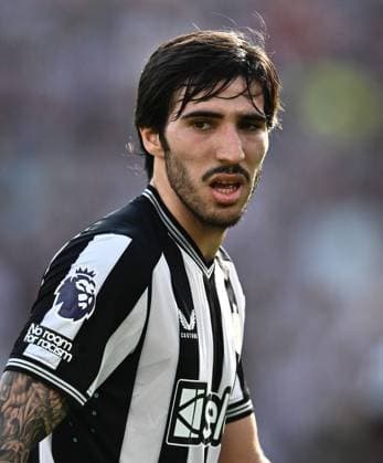 LONDON, ENGLAND - OCTOBER 8: Sandro Tonali during the Premier League match between West Ham United and Newcastle United at London Stadium on October 8, 2023 in London, E EDITORIAL USE ONLY. No use with unauthorized audio, video, data, fixture lists, club league logos or live services. Online in-match use limited to 120 images, no video emulation. No use in betting, games or single club league player publications West Ham United v Newcastle United - Premier League Copyright: xSebastianxFrej MBxMediax