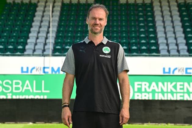 21.09.2023 - SpVgg Greuther Fürth ( Kleeblatt Spielvereinigung ) - 2. Fussball Bundesliga - Saison 2023 2024 - Fototermin Porträttermin Vorstellung Präsentation Pressetermin - - Einzelbild Einzelfoto Portrait Porträt Kopfbild - Marco Konrad (Co-Trainer SpVgg Greuther Fürth )