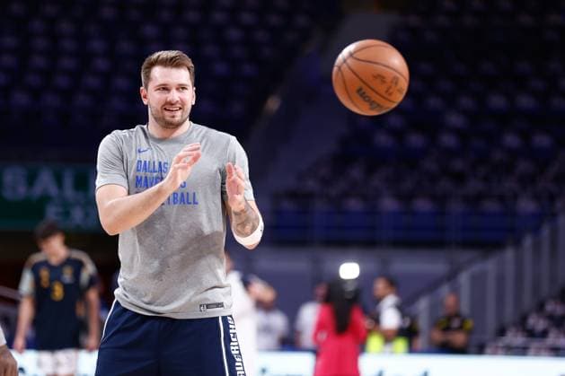 October 10, 2023, MADRID, MADRID, SPAIN: Luka Doncic of Dallas Mavericks warms up during the basketball friendly match played between Real Madrid and Dallas Mavericks at Wizink Center pavilion on October 10, 2023, in Madrid, Spain. MADRID SPAIN - ZUMAa181 20231010_zaa_a181_021 Copyright: xOscarxJ.xBarrosox
