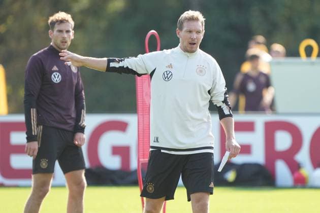 Bundestrainer Julian Nagelsmann (Deutschland Germany) mit Leon Goretzka (Deutschland Germany) - Foxborough 10.10.2023: Training Deutsche Nationalmannschaft, New England Revolution, Trainingsgelände der Deutschen Nationalmannschaft am Gillette Stadium