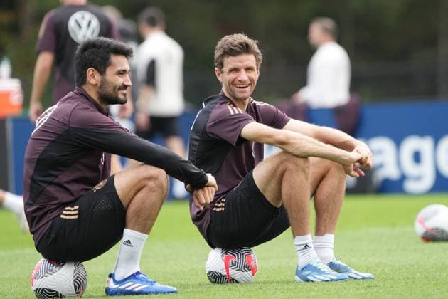 Sport Themen der Woche KW41 SportBilderdesTages: Sport Bilder des Tages Ilkay Gündogan (Deutschland Germany), Thomas Müller (Deutschland Germany) sitzen auf dem Ball und haben Spaß - Foxborough 10.10.2023: Training Deutsche Nationalmannschaft, New England Revolution, Trainingsgelände der Deutschen Nationalmannschaft am Gillette Stadium *** Ilkay Gündogan Germany Germany , Thomas Muller Germany sit on the ball and have fun Foxborough 10 10 2023 German National Team Training, New England Revolution, German National Team Training Grounds at Gillette Stadium.
