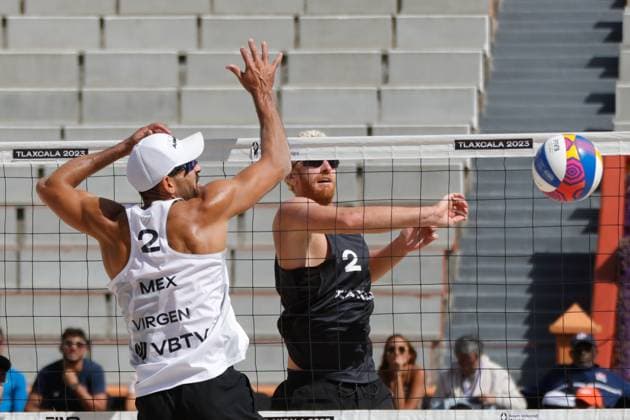 Men™s Match USA Vs Mexico Beach volleyball, Beachvolleyball World Cup October 10, 2023, Tlaxcala, Mexico: Chase Budinger of United States (L) competes against Juan Virgen of Mexico (R) during the Beach Volleyball World Cup Men s match between USA and Mexico. on October 10, 2023 in Tlaxcala, Mexico. (Photo by Essene Hernandez Eyepix Group) Copyright: xEssenexHernandez xEyepixxGroupx EH_10102023_100913