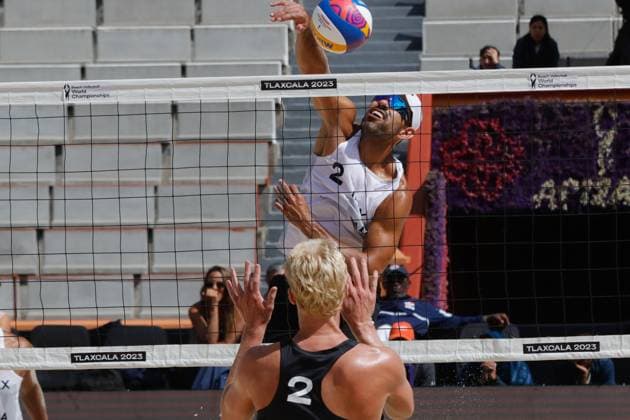 Men™s Match USA Vs Mexico Beach volleyball, Beachvolleyball World Cup October 10, 2023, Tlaxcala, Mexico: Juan Virgen of Mexico (L) competes against Chase Budinger of United States during the Beach Volleyball World Cup Men s match between USA and Mexico. on October 10, 2023 in Tlaxcala, Mexico. (Photo by Essene Hernandez Eyepix Group) Copyright: xEssenexHernandez xEyepixxGroupx EH_10102023_100919