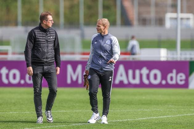 11.10.2023, Fussball, Saison 2022 2023, 2. Bundesliga, Training FC Schalke 04, v. l. Sportdirektor AndrÃ Hechelmann (FC Schalke 04), Cheftrainer Karel Geraerts (FC Schalke 04) Gelsenkirchen NRW Deutschland xRHR-FOTO TRx *** 11 10 2023, football, season 2022 2023, 2 Bundesliga, training FC Schalke 04, f l sports director AndrÃ Hechelmann FC Schalke 04 , head coach Karel Geraerts FC Schalke 04 Gelsenkirchen NRW Germany xRHR PHOTO TRx Copyright: RHR-FOTOx RHR-FOTO TR