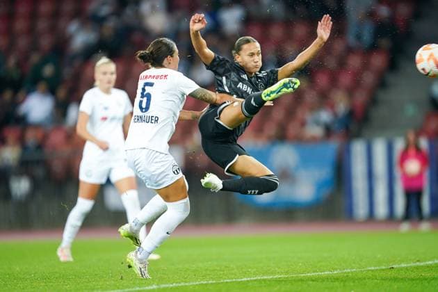 Sport Themen der Woche KW41 Sport Bilder des Tages Zurich, Switzerland, October 11th 2023: Quinty Sabajo (22 Ajax) scores a goal during the UEFA Womens Champions League Round 2 First leg football match between FC Zurich and FC Ajax at Letzigrund in Zurich, Switzerland. (Daniela Porcelli SPP)  Copyright: xDanielaxPorcellix xSPPx spp-en-DaPoSp-20231011-DP102477