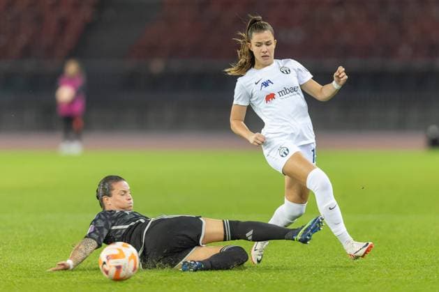 11.10.2023, Zurich, Stadion Letzigrund, Women s Champions League: Zürich - Ajax, 8 Sherida Spitse (Ajax) tackling 19 Leela Egli (Zurich) Zurich Stadion Letzigrund Zurich Switzerland Copyright: xJustPictures.ch PascalxKesselmarkx jp-en-PaKe-FIM_0134-CR3