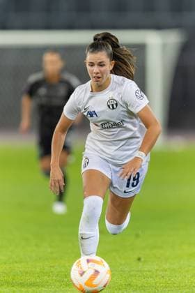 11.10.2023, Zurich, Stadion Letzigrund, Women s Champions League: Zürich - Ajax, 19 Leela Egli (Zurich) controlling the ball Zurich Stadion Letzigrund Zurich Switzerland Copyright: xJustPictures.ch PascalxKesselmarkx jp-en-PaKe-FIM_0349-CR3