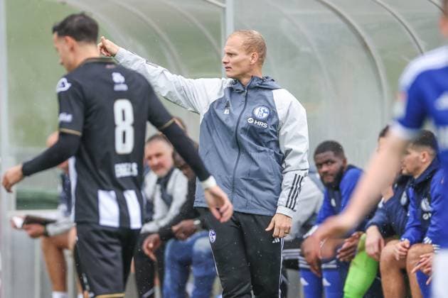 Sport Themen der Woche KW41 Sport Bilder des Tages 12.10.2023, Fussball, Saison 2022 2023, 2. Bundesliga, Testspiel FC Schalke 04 - Heracles Almelo, Cheftrainer Karel Geraerts (FC Schalke 04) Gelsenkirchen Parkstadion NRW Deutschland xRHR-FOTO TRx *** 12 10 2023, football, season 2022 2023, 2 Bundesliga, test match FC Schalke 04 Heracles Almelo, head coach Karel Geraerts FC Schalke 04 Gelsenkirchen Parkstadion NRW Germany xRHR PHOTO TRx Copyright: RHR-FOTOx RHR-FOTO TR