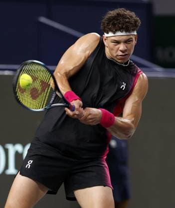 (231012) -- SHANGHAI, Oct. 12, 2023 -- Ben Shelton of the United States returns the ball during the men s singles quaterfinal between two Americans Ben Shelton and Sebastian Korda at the ATP, Tennis Herren World Tour Shanghai Masters tennis tournament at Qizhong Forest Sports City Arena in Shanghai, east China, Oct. 12, 2023. ) (SP)CHINA-SHANGHAI-TENNIS-ATP TOUR-SHANGHAI MASTERS(CN) WangxLili 