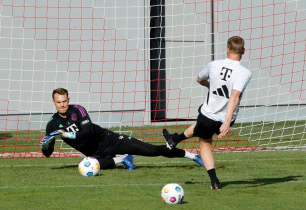 Sport Themen der Woche KW41 Sport Bilder des Tages 12.10.2023, FC Bayern Training, Saebenerstrasse Muenchen, Fussball, im Bild: Manuel Neuer (FC Bayern Muenchen) und Michael Rechner (FC Bayern Muenchen) *** 12 10 2023, FC Bayern training, Saebenerstrasse Munich, football, sports, in the picture Manuel Neuer FC Bayern Muenchen and Michael Rechner FC Bayern Muenchen