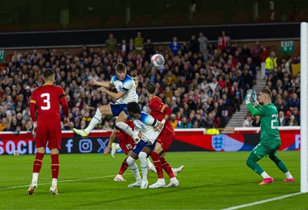 Football - 2025 UEFA European Under-21 Championship - Qualifying Round Group F - England v Serbia NOTTINGHAM, ENGLAND - Thursday, October 12, 2023: England s Charlie Cresswell sees his header go wide during the 2025 UEFA European Under-21 Championship Qualifying Group F game between England and Serbia at the City Ground. (Photo by David Rawcliffe Propaganda) NOTTINGHAM City Ground NOTTINGHAMSHIRE ENGLAND  Copyright: xDavidxRawcliffex P2023-10-12-England_U21_Serbia_U21-11