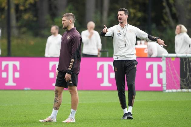 Co-Trainer Assistenztrainer Sandro Wagner (Deutschland Germany) gibt Anweisungen, daneben Robert Andrich (Deutschland Germany) - Foxborough 12.10.2023: Training Deutsche Nationalmannschaft, New England Revolution, Trainingsgelände der Deutschen Nationalmannschaft am Gillette Stadium