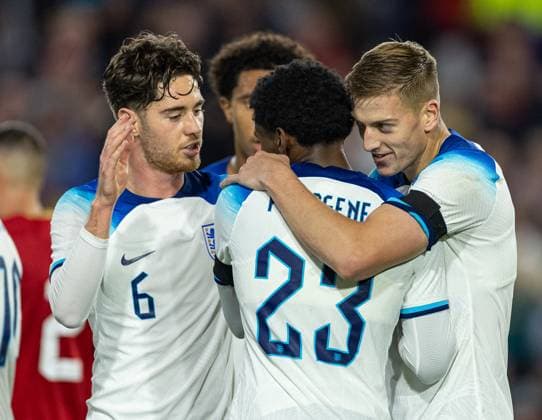 Football - 2025 UEFA European Under-21 Championship - Qualifying Round Group F - England v Serbia NOTTINGHAM, ENGLAND - Thursday, October 12, 2023: England s Liam Delap (R) celebrates after scoring the second goal during the 2025 UEFA European Under-21 Championship Qualifying Group F game between England and Serbia at the City Ground. (Photo by David Rawcliffe Propaganda) NOTTINGHAM City Ground NOTTINGHAMSHIRE ENGLAND  Copyright: xDavidxRawcliffex P2023-10-12-England_U21_Serbia_U21-23