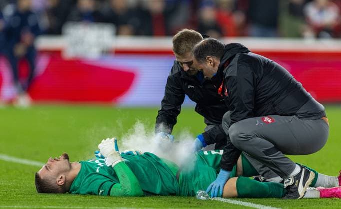 Sport Bilder des Tages Football - 2025 UEFA European Under-21 Championship - Qualifying Round Group F - England v Serbia NOTTINGHAM, ENGLAND - Thursday, October 12, 2023: Serbia s goalkeeper Veljko IliÄ‡ is treated for an injury during the 2025 UEFA European Under-21 Championship Qualifying Group F game between England and Serbia at the City Ground. (Photo by David Rawcliffe Propaganda) NOTTINGHAM City Ground NOTTINGHAMSHIRE ENGLAND  Copyright: xDavidxRawcliffex P2023-10-12-England_U21_Serbia_U21-69