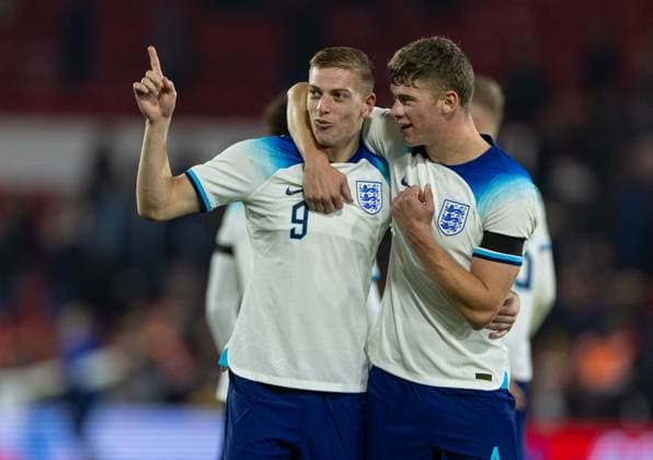 Football - 2025 UEFA European Under-21 Championship - Qualifying Round Group F - England v Serbia NOTTINGHAM, ENGLAND - Thursday, October 12, 2023: England s Liam Delap (L) celebrates with team-mate Charlie Cresswell after the 2025 UEFA European Under-21 Championship Qualifying Group F game between England and Serbia at the City Ground. England won 9-1. (Photo by David Rawcliffe Propaganda) NOTTINGHAM City Ground NOTTINGHAMSHIRE ENGLAND  Copyright: xDavidxRawcliffex P2023-10-12-England_U21_Serbia_U21-70