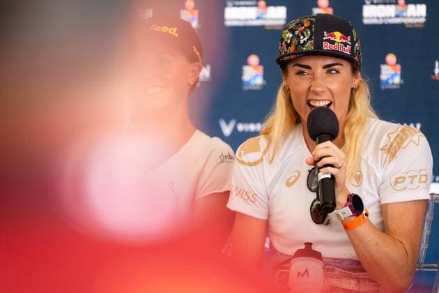 Sport Themen der Woche KW41 Sport Bilder des Tages Triathlon: Pressekonferenz, IRONMAN World Championship, WM, Weltmeisterschaft 2023, Kailua-Kona (USA), 12.10.2023 Lucy Charles-Barclay (GBR), Pressekonferenz, IRONMAN World Championship 2023, Kailua-Kona (USA), 12.10.2023 *** Triathlon Press Conference, IRONMAN World Championship 2023, Kailua Kona USA , 12 10 2023 Lucy Charles Barclay GBR , Press Conference, IRONMAN World Championship 2023, Kailua Kona USA , 12 10 2023 Copyright: xBEAUTIFULxSPORTS Hilgerx