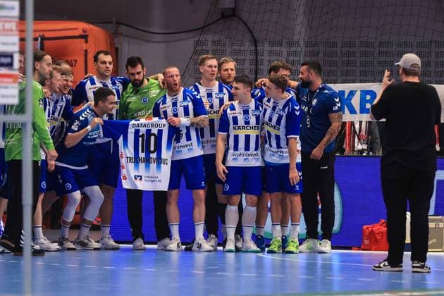 Handball I Herren I Saison 2023 24 I HBL I 9. Spieltag I HSV Hamburg - TVB Stuttgart I 12.10.2023 TVB Stuttgart feiert den Sieg in Hamburg mit Trikot des verletzten Jonas Truchanovicius (10, TVB Stuttgart) Copyright: xLobeca RHx