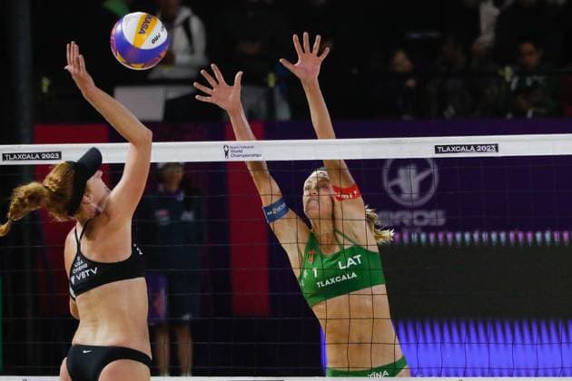 Beach volleyball, Beachvolleyball World Cup Women s Quarterfinals Latvia Vs USA October 12, 2023, Tlaxcala, Mexico: Kelly Cheng of USA (L) competes against Tina Graudina of Latvia(R) during the Beach Volleyball World Cup Women s Quarterfinals between USA and Latvia. on October 12, 2023 in Tlaxcala, Mexico. (Photo by Essene Hernandez Eyepix Group) Copyright: xEssenexHernandez xEyepixxGroupx EH_12102023_101290