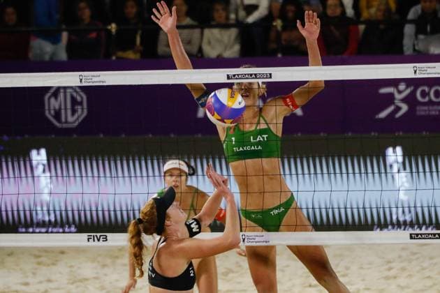 Beach volleyball, Beachvolleyball World Cup Women s Quarterfinals Latvia Vs USA October 12, 2023, Tlaxcala, Mexico: Kelly Cheng of USA (L) competes against Tina Graudina of Latvia(R) during the Beach Volleyball World Cup Women s Quarterfinals between USA and Latvia. on October 12, 2023 in Tlaxcala, Mexico. (Photo by Essene Hernandez Eyepix Group) Copyright: xEssenexHernandez xEyepixxGroupx EH_12102023_101291