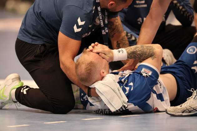 Foto : Jonas Truchanovicius ( Stuttgart ) verletzte sich in der ersten Halbzeit und musste auf dem Spielfeld behandelt werden Handball Herren am 12.10.2023 1. Bundesliga HSV Hamburg - Stuttgart