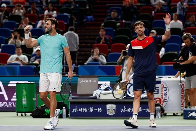 (231013) -- SHANGHAI, Oct. 13, 2023 -- Marcel Granollers (L) of Spain Horacio Zeballos of Argentina greet spectators after the men s doubles semifinal between Marcel Granollers of Spain Horacio Zeballos of Argentina and Rinky Hijikata of Australia Cameron Norrie of Britain at the ATP, Tennis Herren World Tour Shanghai Masters tennis tournament at Qizhong Forest Sports City Arena in Shanghai, east China, Oct. 13, 2023. ) (SP)CHINA-SHANGHAI-TENNIS-ATP TOUR-SHANGHAI MASTERS(CN) WangxLili 