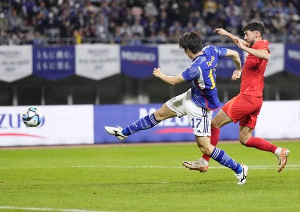 Football: friendly between Japan and Canada Japan s Ao Tanaka (L) scores a goal during the second half of an international football friendly against Canada at Denka Big Swan Stadium in Niigata on Oct. 13, 2023.  A14AA0002013685P