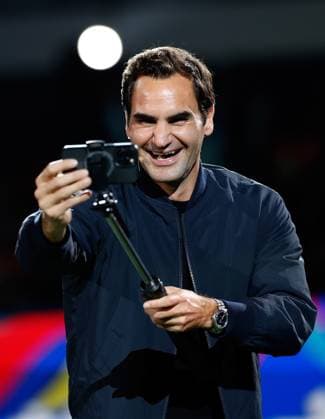 Sport Bilder des Tages (231013) -- SHANGHAI, Oct. 13, 2023 -- Roger Federer takes selfies with fans during the Federer s Fan Day event at the ATP, Tennis Herren World Tour Shanghai Masters tennis tournament at Qizhong Forest Sports City Arena in Shanghai, east China, Oct. 13, 2023. ) (SP)CHINA-SHANGHAI-TENNIS-ATP TOUR-SHANGHAI MASTERS-ROGER FEDERER(CN) WangxLili 