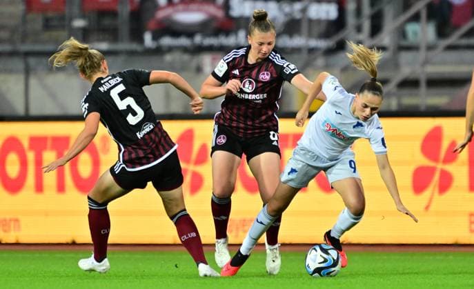 Sport Bilder des Tages 13.10.2023 - Fussball - Saison 2023 2024 - 1. Frauen - Fussball - Bundesliga - 04. Spieltag: 1. FC Nürnberg FCN ( Club ) - TSG 1899 Hoffenheim - Sportfoto Zink - xwoxzix - Alina Mailbeck (5, 1. FC Nürnberg FCN ) Jessica May (6, 1. FC Nürnberg FCN ) Jill Janssens (9, TSG Hoffenheim )