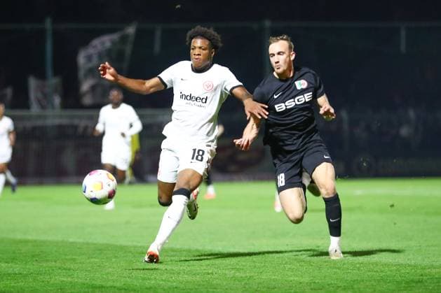 13.10.2023, xtgx, Fussball - Testspiel, BSG Chemie Leipzig - Eintracht Frankfurt emspor, v.l. Jessic Ngankam (Frankfurt, 18), Philipp Wendt (Chemie Leipzig, 18) Zweikampf, Duell, Kampf, tackle (DFL DFB REGULATIONS PROHIBIT ANY USE OF PHOTOGRAPHS as IMAGE SEQUENCES and or QUASI-VIDEO) Leipzig