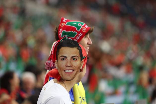 Portugal, Estadio do Dragao Porto, 13.10.2023 UEFA EURO, EM, Europameisterschaft,Fussball 2024 Qualifiers Group J Portugal - Slovakia v.l., Cristiano Ronaldo Fans Copyright: JoaquimxFerreira
