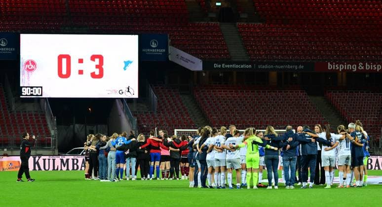 Sport Bilder des Tages 13.10.2023 - Fussball - Saison 2023 2024 - 1. Frauen - Fussball - Bundesliga - 04. Spieltag: 1. FC Nürnberg FCN ( Club ) - TSG 1899 Hoffenheim - Sportfoto Zink - xwoxzix - Teamkreis Mannschaft Team nach Spielende