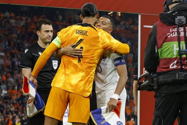 AMSTERDAM, 13-10-2023 JohanCruyff Arena, Football Euro2024 Qualifier between Netherlands and France. Netherlands player Virgil van Dijk and France player Kylian Mbappe Netherlands - France  x22733337x Copyright: