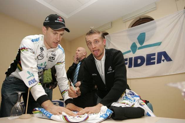 WC CYCLO-CROSS 2006 DAY AFTER WC CYCLO-CROSS 2006 DAY AFTER FIDEA press conference, PK, Pressekonferenz KASTERLEE BART, ERWIN AND ZDENEK SIGNING NEW WORLD CHAMPION JERSEY CYCLOCROSS CYCLO CROSS VELDRIJDEN WIELRENNEN CYCLISME CYCLING WORLD CHAMPIONSHIPS WERELDKAMPIOENSCHAPP HERENTALS Belgium  Copyright: xHANSxDEVEUSTERx 261138