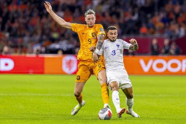 AMSTERDAM, 13-10-2023 JohanCruyff Arena, Football Euro2024 Qualifier between Netherlands and France. Netherlands player Wout Weghorst (L) and France player Jonathan Clauss (R) during the game Netherlands - France. Netherlands - France  x22733360x Copyright: