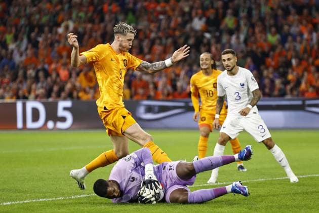 AMSTERDAM - (l-r) Wout Weghorst of Holland, France goalkeeper Mike Maignan, . ANP MAURICE VAN STEEN UEFA EURO, EM, Europameisterschaft,Fussball 2024 Qualifying Round 2023 2024 xVIxANPxSportx xxANPxIVx 480998462 originalFilename: 480998462.jpg