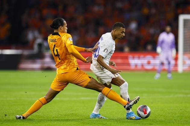 AMSTERDAM - (l-r) Virgil van Dijk of Holland, Kylian Mbappe of France during the European Championship, EM, Europameisterschaft Qualifying match in group B between the Netherlands and France at the Johan Cruijff ArenA on October 13, 2023 in Amsterdam, Netherlands. ANP KOEN VAN WEEL UEFA EURO, EM, Europameisterschaft,Fussball 2024 Qualifying Round 2023 2024 xVIxANPxSportx xxANPxIVx 480998596 originalFilename: 480998596.jpg