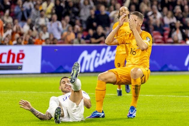 AMSTERDAM, 13-10-2023 JohanCruyff Arena, Football Euro2024 Qualifier between Netherlands and France. Netherlands player Joey Veerman (R) dejected during the game Netherlands - France. Netherlands - France  x22733524x Copyright: