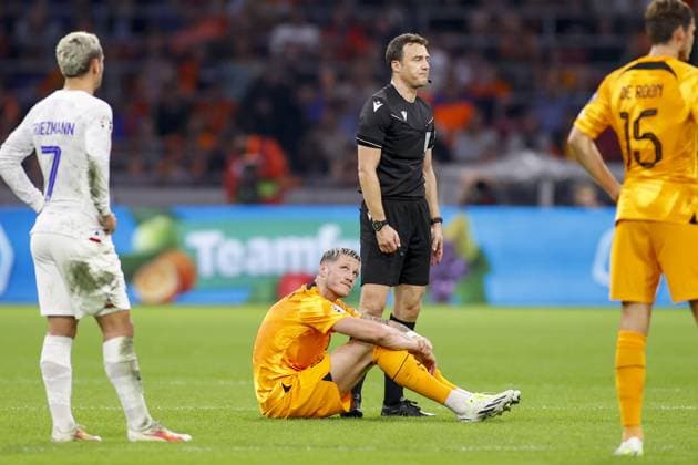AMSTERDAM, 13-10-2023 JohanCruyff Arena, Football Euro2024 Qualifier between Netherlands and France. Netherlands player Wout Weghorst with an injury Netherlands - France  x22733638x Copyright: