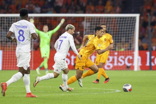 AMSTERDAM, 13-10-2023 JohanCruyff Arena, Football Euro2024 Qualifier between Netherlands and France. Netherlands player Tijjani Reijnders and France player Antoine Griezmann Netherlands - France  x22733936x Copyright: