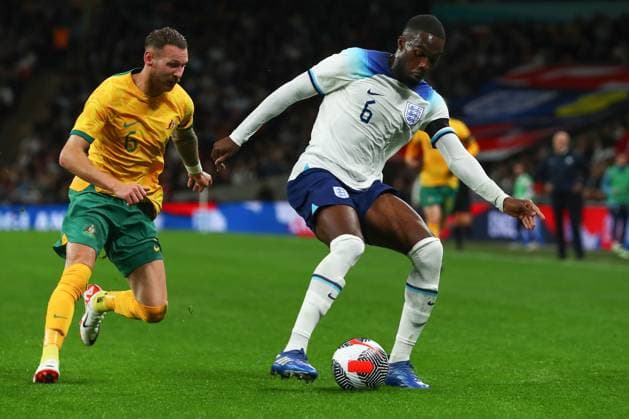 England v Australia, London, UK - 13 Oct 2023 Fikayo Tomori of England is pressured by Martin Boyle of Australia during the International Friendly, Länderspiel, Nationalmannschaft match between England and Australia at Wembley Stadium, London on 13 October 2023 ( London Wembley Stadium London England Copyright: xMicahxCrook PPAUKx PPA-060836