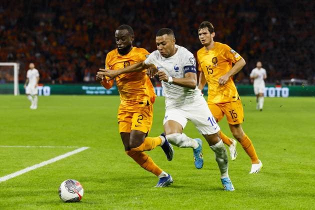 AMSTERDAM - (l-r) Lutsharel Geertruida of Holland, Kylian Mbappe of France, Marten de Roon of Holland during the European Championship, EM, Europameisterschaft Qualifying match in group B between the Netherlands and France at the Johan Cruijff ArenA on October 13, 2023 in Amsterdam, Netherlands. ANP KOEN VAN WEEL UEFA EURO, EM, Europameisterschaft,Fussball 2024 Qualifying Round 2023 2024 xVIxANPxSportx xxANPxIVx 480999609 originalFilename: 480999609.jpg