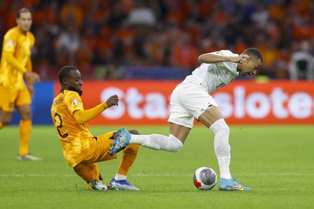 AMSTERDAM, 13-10-2023 JohanCruyff Arena, Football Euro2024 Qualifier between Netherlands and France. France player Kylian Mbappe and Netherlands player Lutsharel Geertruida Netherlands - France  x22733946x Copyright: