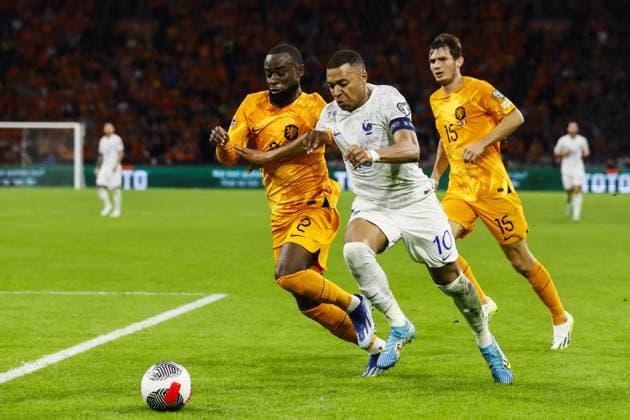 AMSTERDAM - (l-r) Lutsharel Geertruida of Holland, Kylian Mbappe of France, Marten de Roon of Holland during the European Championship, EM, Europameisterschaft Qualifying match in group B between the Netherlands and France at the Johan Cruijff ArenA on October 13, 2023 in Amsterdam, Netherlands. ANP KOEN VAN WEEL UEFA EURO, EM, Europameisterschaft,Fussball 2024 Qualifying Round 2023 2024 xVIxANPxSportx xxANPxIVx 480999656 originalFilename: 480999656.jpg